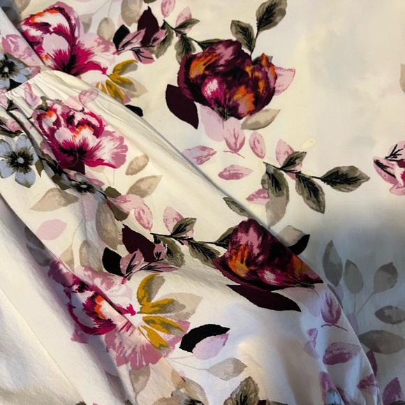 Cream and White Fitted Floral Blouse - Picture 2 of 6